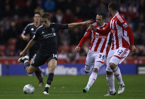 腿软！男子在1800米高空踢球：球场无护栏 致敬C罗 最后跳伞降落